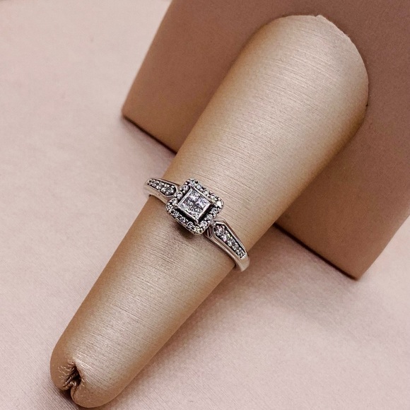 EUC 10K White Gold Princess-cut Diamond Ring - Picture 3 of 17